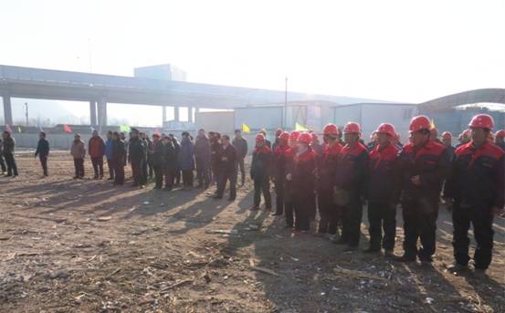 揚(yáng)鞭策馬喜圓發(fā)展夢(mèng)，萬眾一心共筑新長(zhǎng)城