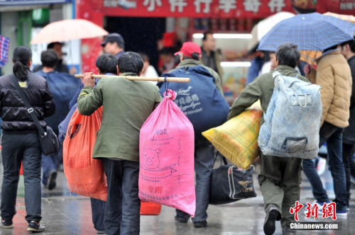 聚焦春節(jié)&ldquo;恐歸族&rdquo;：近鄉(xiāng)情怯，恐懼何來(lái)？(圖)